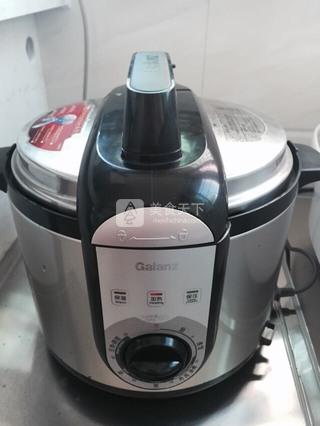 石斛<a href=/shicai/rouqin/JiGu/index.html target=_blank><u>脊骨</u></a>汤