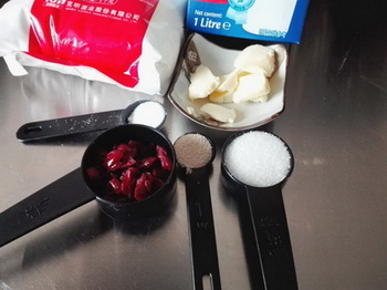 圣诞花环<a href=/shicai/mimian/MianBao/index.html target=_blank><u>面包</u></a>步骤1