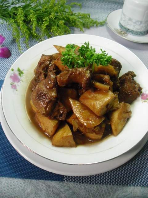 <a href=/shicai/rouqin/YaTui/index.html target=_blank><u>鸭腿</u></a>烧<a href=/shicai/shucai/ChunSun/index.html target=_blank><u>春笋</u></a>