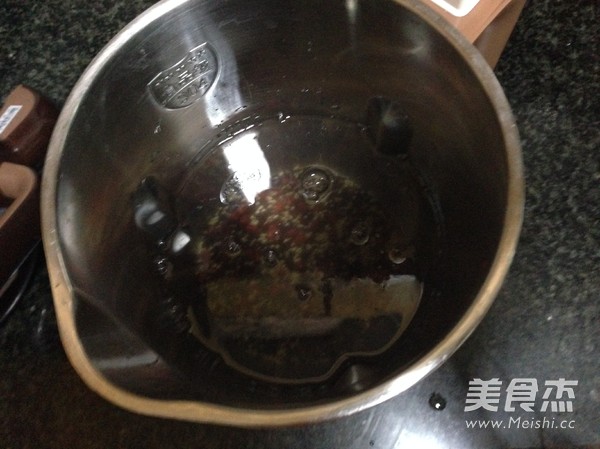 最适合冬天的滋补<a href=/shicai/mimian/HeiMi/index.html target=_blank><u>黑米</u></a>粥的做法