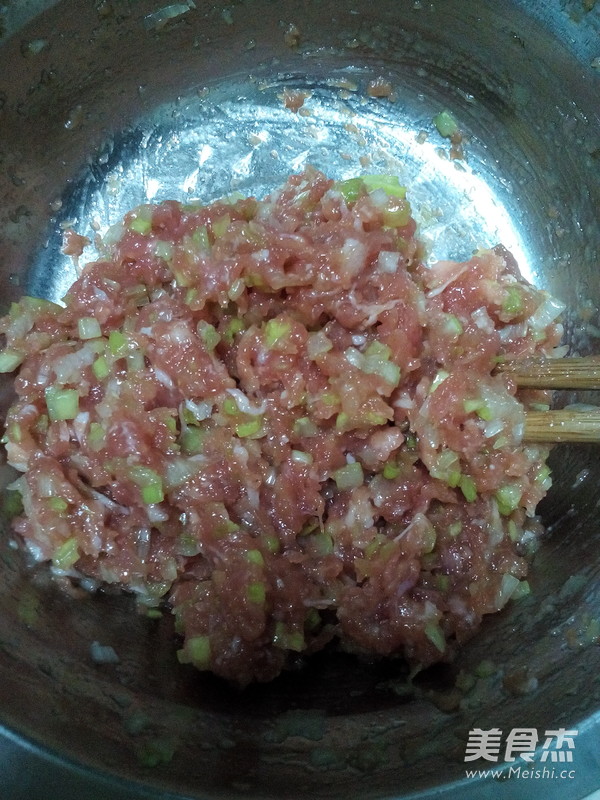 <a href=/shicai/rouqin/ZhuRou/index.html target=_blank><u>猪肉</u></a>大葱馄饨的做法