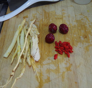 <a href=/shicai/yaoshi/DangGui/index.html target=_blank><u>当归</u></a>黄芪<a href=/shicai/rouqin/WuJi/index.html target=_blank><u>乌鸡</u></a>汤