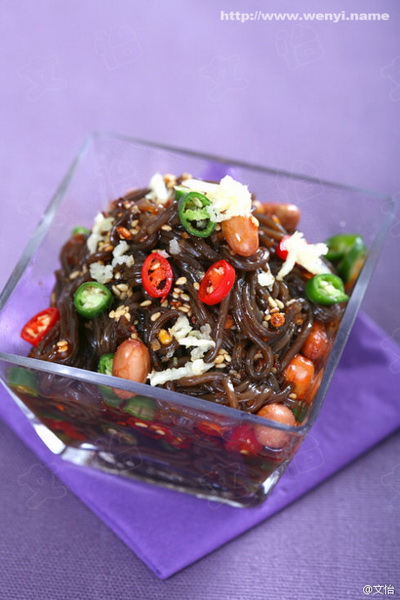 凉拌酸辣<a href=/shicai/mimian/JueGenFen/index.html target=_blank><u>蕨根粉</u></a>的做法