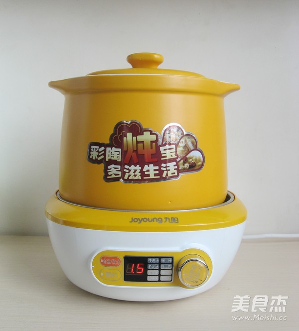 #感恩节#<a href=/shicai/shucai/XieWeiGu/index.html target=_blank><u>蟹味菇</u></a><a href=/shicai/rouqin/WuJi/index.html target=_blank><u>乌鸡</u></a>汤的做法