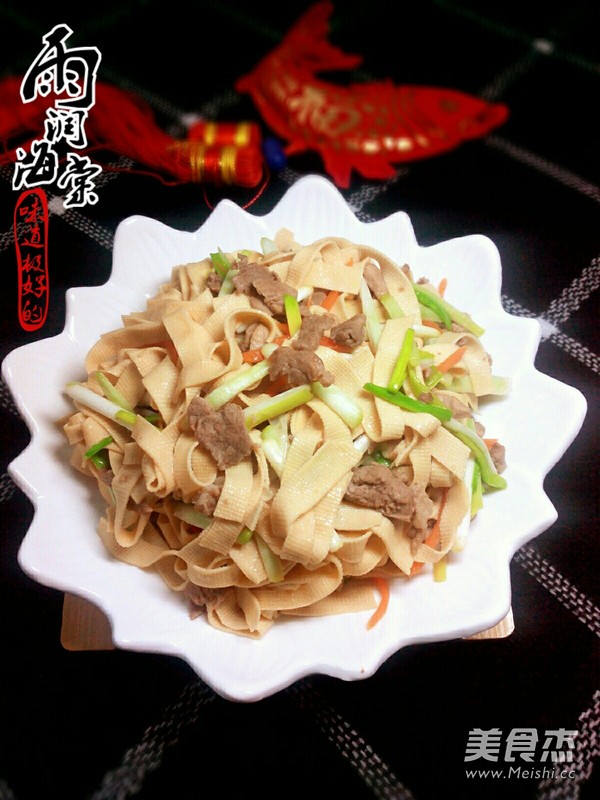 干<a href=/shicai/mimian/DouFu/index.html target=_blank><u>豆腐</u></a>炒肉的做法
