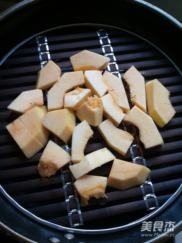 <a href=/shicai/shucai/NanGua/index.html target=_blank><u>南瓜</u></a>饼的做法