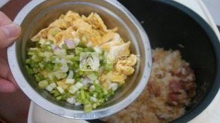葱香腊肠蛋饭