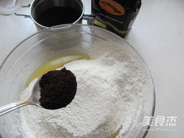 咖啡<a href=/shicai/guopin/HeiZhiMa/index.html target=_blank><u>黑<a href=/shicai/guopin/ZhiMa/index.html target=_blank><u>芝麻</u></a></u></a>酥球的做法