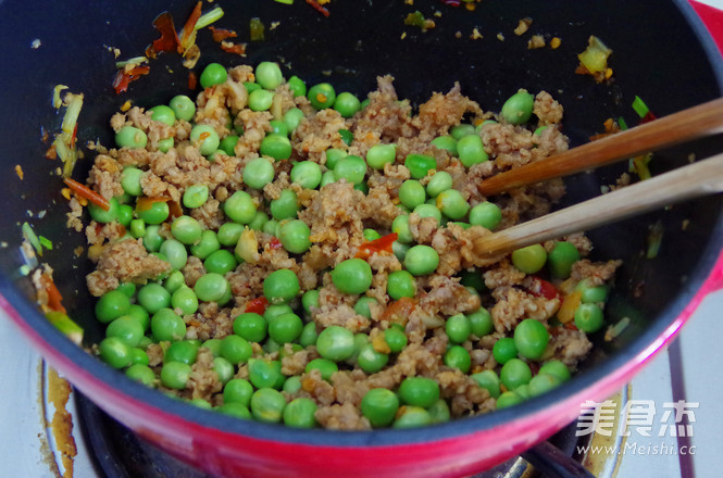 <a href=/shicai/mimian/QingDou/index.html target=_blank><u>青豆</u></a>肉末<a href=/shicai/mimian/DouFu/index.html target=_blank><u>豆腐</u></a>煲的做法