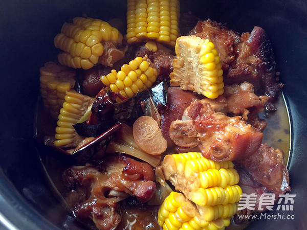 <a href=/shicai/mimian/YuMi/index.html target=_blank><u>玉米</u></a>焖猪手的做法