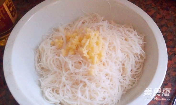 <a href=/shicai/shucai/XiangGu/index.html target=_blank><u>香菇</u></a>瘦肉蒸<a href=/shicai/mimian/MiFen/index.html target=_blank><u>米粉</u></a>的做法