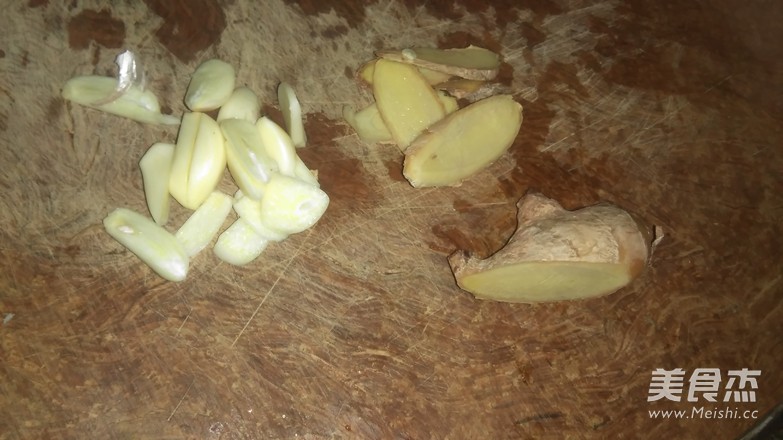 <a href=/shicai/shucai/QingJiao/index.html target=_blank><u>青椒</u></a>炒回锅肉的做法