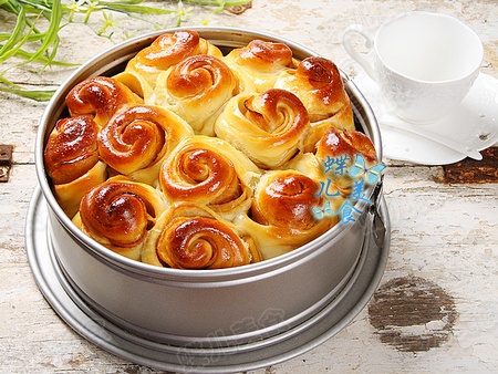 焦糖肉桂<a href=/shicai/guopin/PingGuo/index.html target=_blank><u>苹果</u></a><a href=/shicai/mimian/MianBao/index.html target=_blank><u>面包</u></a>卷