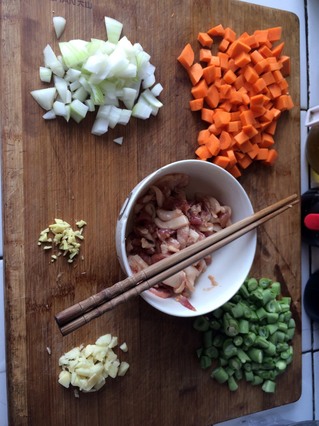 <a href=/shicai/rouqin/WuHuaRou/index.html target=_blank><u>五花肉</u></a><a href=/shicai/shucai/LuoBo/index.html target=_blank><u>萝卜</u></a><a href=/shicai/shucai/DouJiao/index.html target=_blank><u>豆角</u></a>焖饭