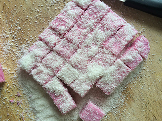 红色<a href=/shicai/mimian/NiuNai/index.html target=_blank><u>牛奶</u></a>小方