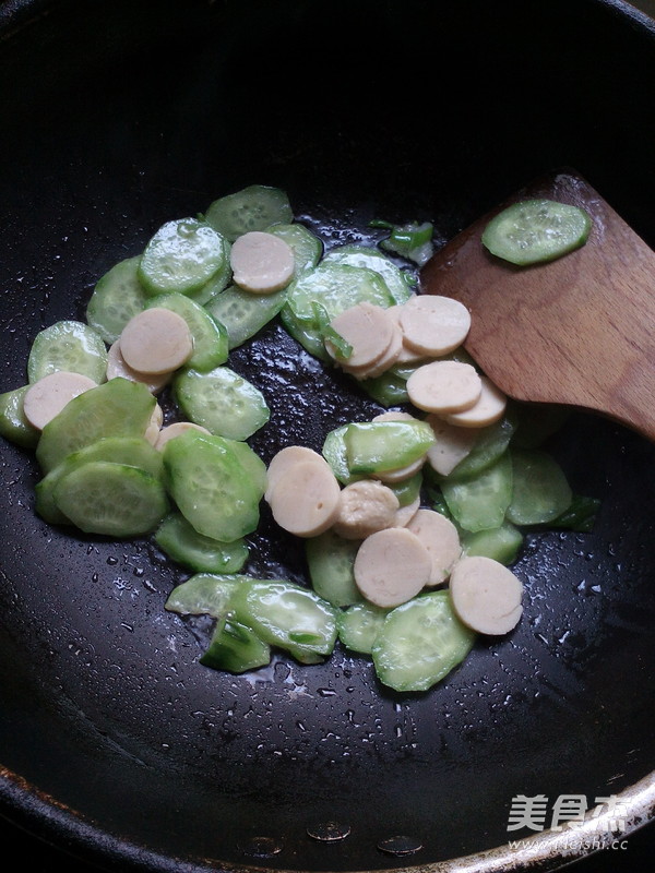 海鲜肠炒<a href=/shicai/shucai/HuangGua/index.html target=_blank><u>黄瓜</u></a>的做法