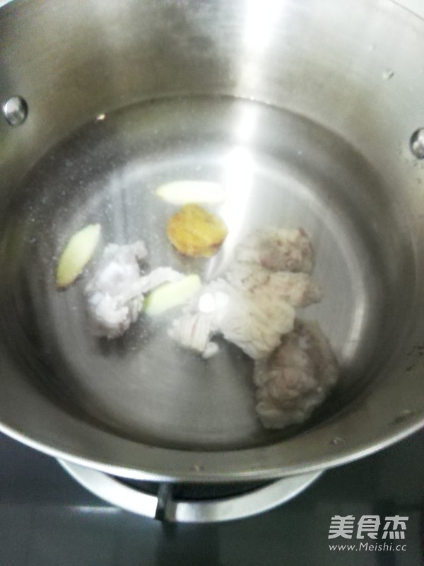 <a href=/shicai/shucai/XiYangCai/index.html target=_blank><u>西洋菜</u></a><a href=/shicai/rouqin/PaiGu/index.html target=_blank><u>排骨</u></a>汤的做法