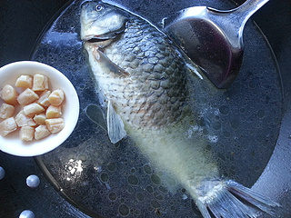 银丝<a href=/shicai/shuichanpin/JiYu/index.html target=_blank><u>鲫鱼</u></a>汤