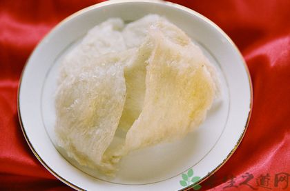 <a href=/shicai/yaoshi/YaWo/index.html target=_blank><u>燕窝</u></a>的功效与作用及食用方法