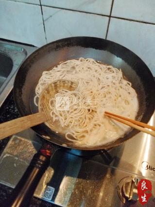 <a href=/shicai/shucai/QingCai/index.html target=_blank><u>青菜</u></a>肉丝面