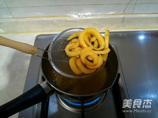 <a href=/shicai/shuichanpin/HaiTai/index.html target=_blank><u>海苔</u></a>薄<a href=/shicai/shucai/HeYe/index.html target=_blank><u>荷叶</u></a>螺旋薯条的做法