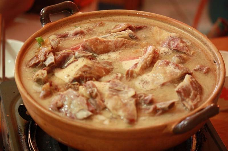 <a href=/shicai/rouqin/PaiGu/index.html target=_blank><u>排骨</u></a>火锅的做法1