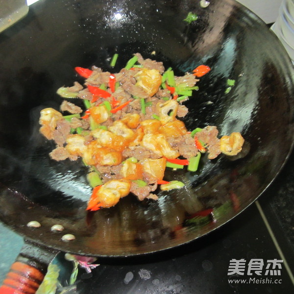 <a href=/shicai/rouqin/NiuRou/index.html target=_blank><u>牛肉</u></a>炒<a href=/shicai/mimian/YouTiao/index.html target=_blank><u>油条</u></a>的做法