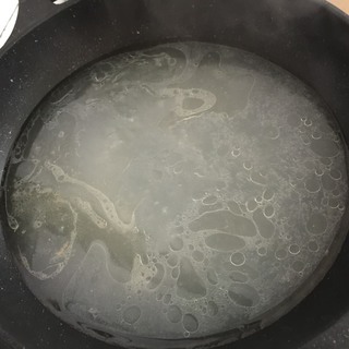 生滚<a href=/shicai/rouqin/ZhuGan/index.html target=_blank><u>猪肝</u></a>瘦肉<a href=/shicai/shucai/BoCai/index.html target=_blank><u>菠菜</u></a>根汤