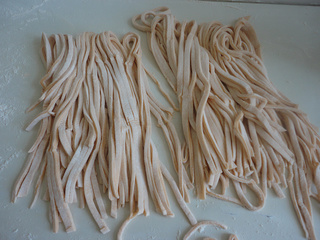 <a href=/shicai/shucai/HuLuoBo/index.html target=_blank><u>胡<a href=/shicai/shucai/LuoBo/index.html target=_blank><u>萝卜</u></a></u></a>汁手擀面