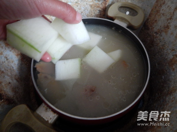 <a href=/shicai/shucai/DongGua/index.html target=_blank><u>冬瓜</u></a>薏仁<a href=/shicai/rouqin/PaiGu/index.html target=_blank><u>排骨</u></a>汤的做法