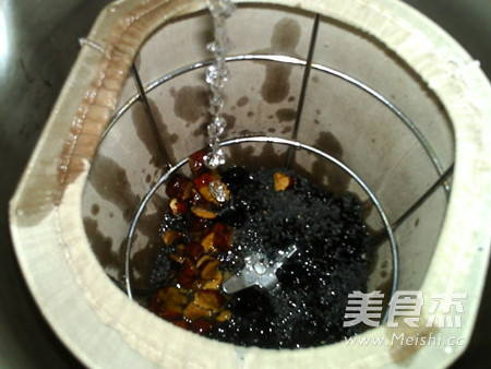 乌发三<a href=/shicai/mimian/HeiMi/index.html target=_blank><u>黑米</u></a>糊的做法