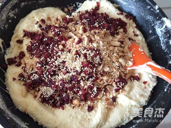 <a href=/shicai/guopin/ManYueMei/index.html target=_blank><u>蔓越莓</u></a><a href=/shicai/guopin/HuaSheng/index.html target=_blank><u>花生</u></a>牛轧糖的做法