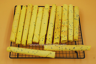 香酥<a href=/shicai/guopin/ZhiMa/index.html target=_blank><u>芝麻</u></a>蛋卷