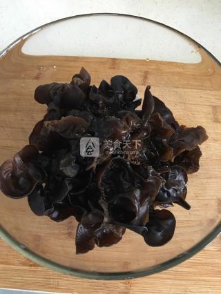 凉拌<a href=/shicai/shucai/MuEr/index.html target=_blank><u>木耳</u></a>