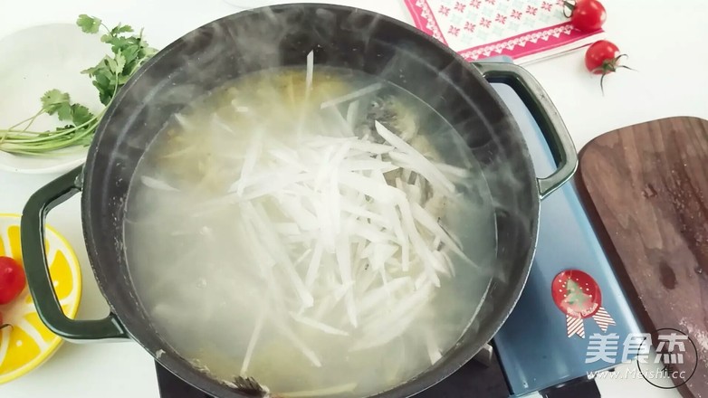 <a href=/shicai/shuichanpin/JiYu/index.html target=_blank><u>鲫鱼</u></a><a href=/shicai/shucai/LuoBo/index.html target=_blank><u>萝卜</u></a>汤的做法