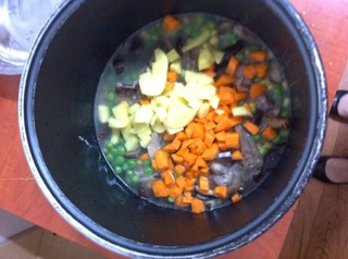 <a href=/shicai/rouqin/PaiGu/index.html target=_blank><u>排骨</u></a>杂蔬饭