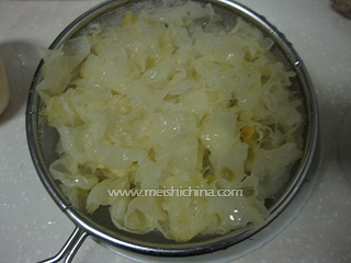 雪<a href=/shicai/guopin/Li/index.html target=_blank><u>梨</u></a><a href=/shicai/shucai/YinEr/index.html target=_blank><u>银耳</u></a>羹