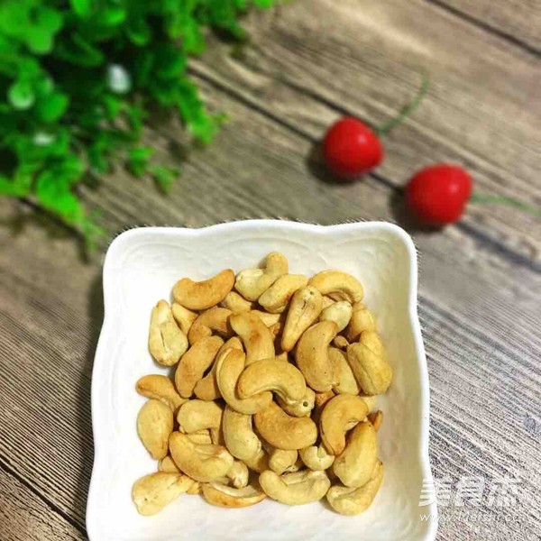 盐焗<a href=/shicai/guopin/YaoGuo/index.html target=_blank><u>腰果</u></a>的做法