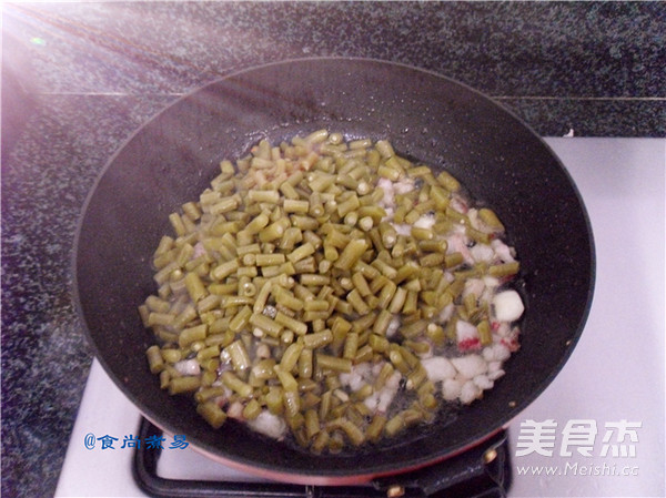 酸<a href=/shicai/shucai/DouJiao/index.html target=_blank><u>豆角</u></a>炒肉的做法