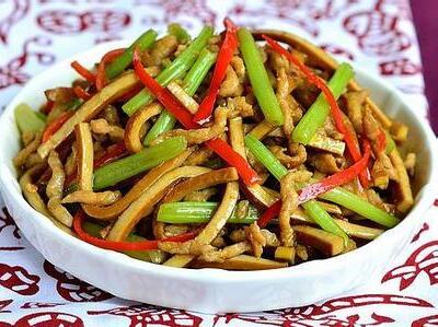 <a href=/shicai/shucai/QinCai/index.html target=_blank><u>芹菜</u></a><a href=/shicai/mimian/XiangGan/index.html target=_blank><u>香干</u></a>炒肉丝怎么做？