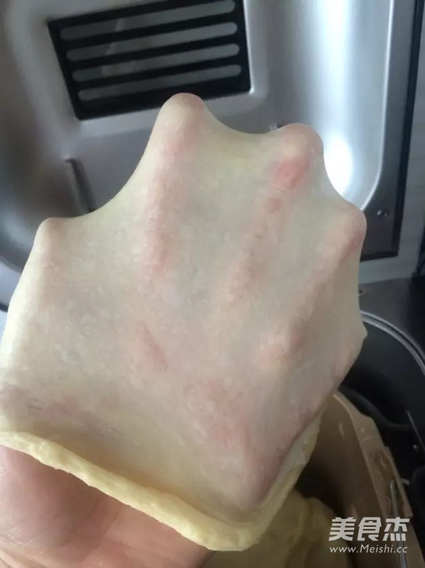 五星级酒店级别的<a href=/shicai/mimian/NaiLao/index.html target=_blank><u>奶酪</u></a>包的做法