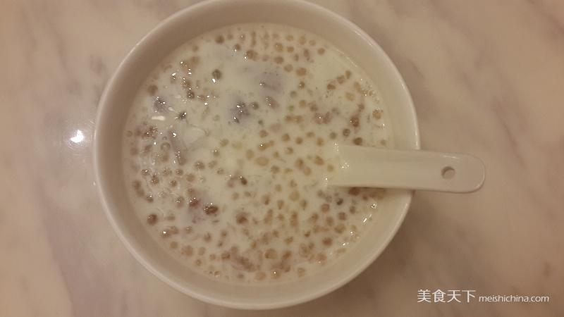 <a href=/shicai/shucai/XiangYu/index.html target=_blank><u>香芋</u></a><a href=/shicai/mimian/NiuNai/index.html target=_blank><u>牛奶</u></a><a href=/shicai/mimian/XiMi/index.html target=_blank><u>西米</u></a>露