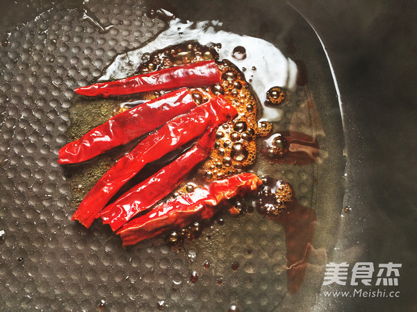 <a href=/shicai/mimian/YuMi/index.html target=_blank><u>玉米</u></a>焖猪手的做法