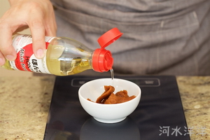 下饭神菜酱烧<a href=/shicai/shucai/QieZi/index.html target=_blank><u>茄子</u></a>步骤4