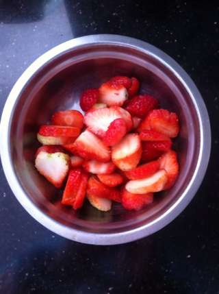 <a href=/shicai/guopin/CaoMei/index.html target=_blank><u>草莓</u></a>夹心<a href=/shicai/mimian/NaiYou/index.html target=_blank><u>奶油</u></a>蛋糕