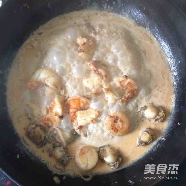 至尊海鲜<a href=/shicai/mimian/YiMian/index.html target=_blank><u>意面</u></a>的做法