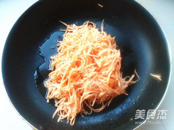 <a href=/shicai/shucai/HongShu/index.html target=_blank><u>红薯</u></a>丝饼的做法