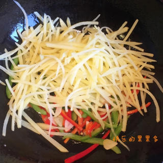 清炒<a href=/shicai/shucai/TuDou/index.html target=_blank><u>土豆</u></a>丝（微辣版）