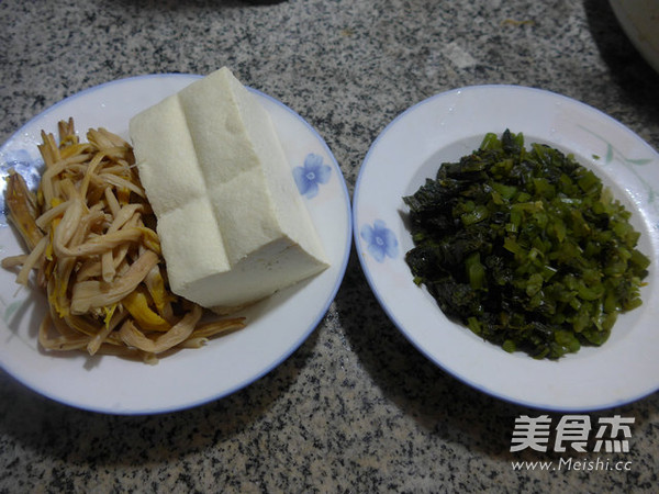 <a href=/shicai/shucai/HuangHuaCai/index.html target=_blank><u>黄<a href=/shicai/shucai/HuaCai/index.html target=_blank><u>花菜</u></a></u></a>雪菜炒老<a href=/shicai/mimian/DouFu/index.html target=_blank><u>豆腐</u></a>的做法