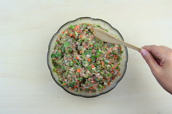 <a href=/shicai/rouqin/YangRou/index.html target=_blank><u>羊肉</u></a>煎饺步骤6